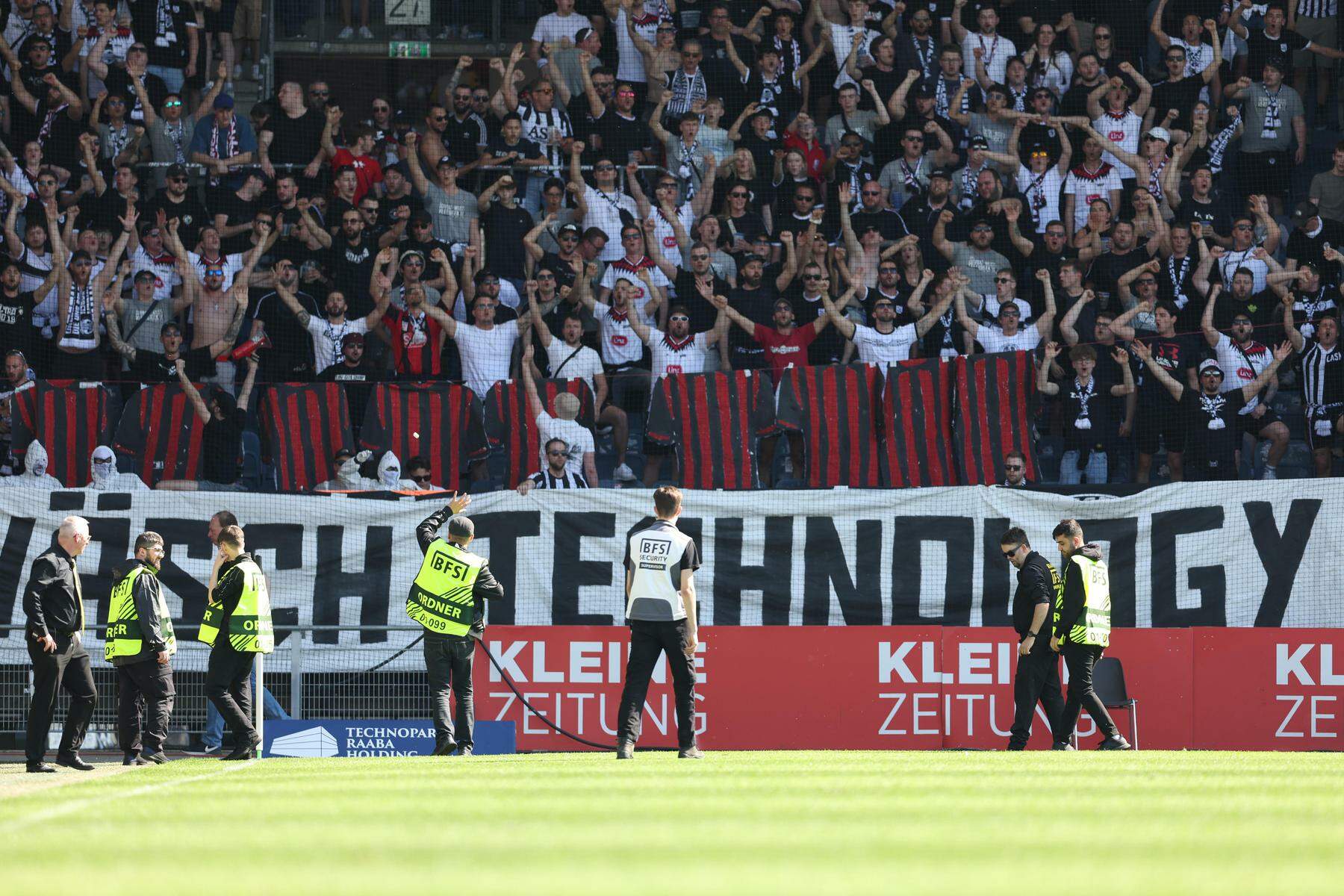 Trikot-Protest: LASK-Fans Sorgen Mit Waschmittel-Tabs Für ...