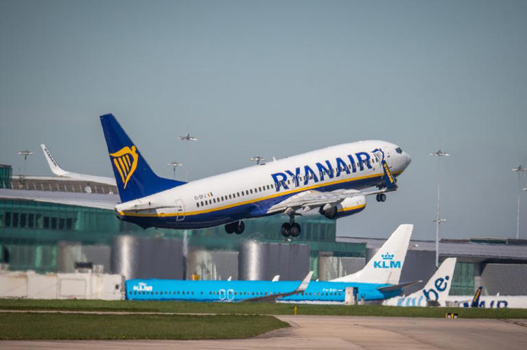 Manchester Airport GV general view  Ryanair Boeing 737-800 EI-DPJ takes off from runway 05L at Manchester Airport, March 25 2017