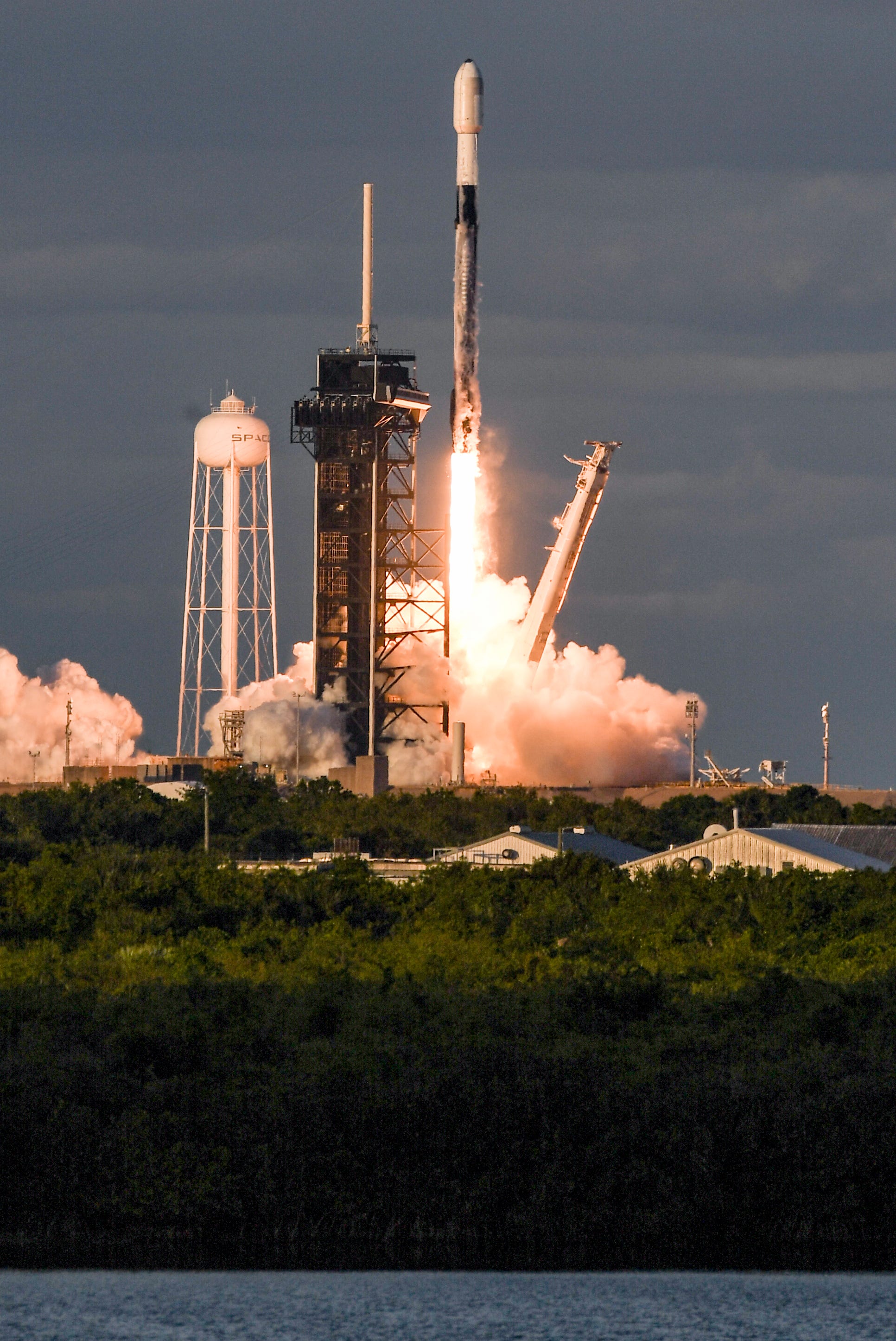 SpaceX Launches Bandwagon-1 Spacecraft 'rideshare' Mission Sunday From ...