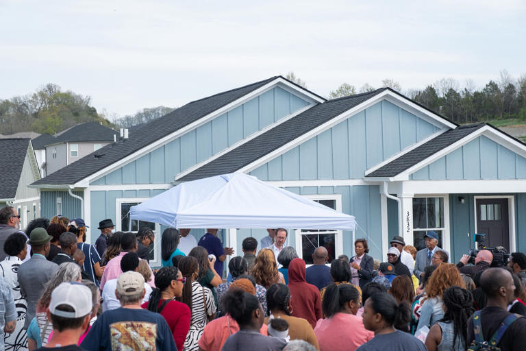 8 people become new homeowners thanks to Habitat for Humanity