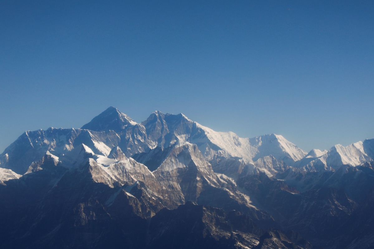 nepali sherpa dies on himalayan peak as climbing season begins