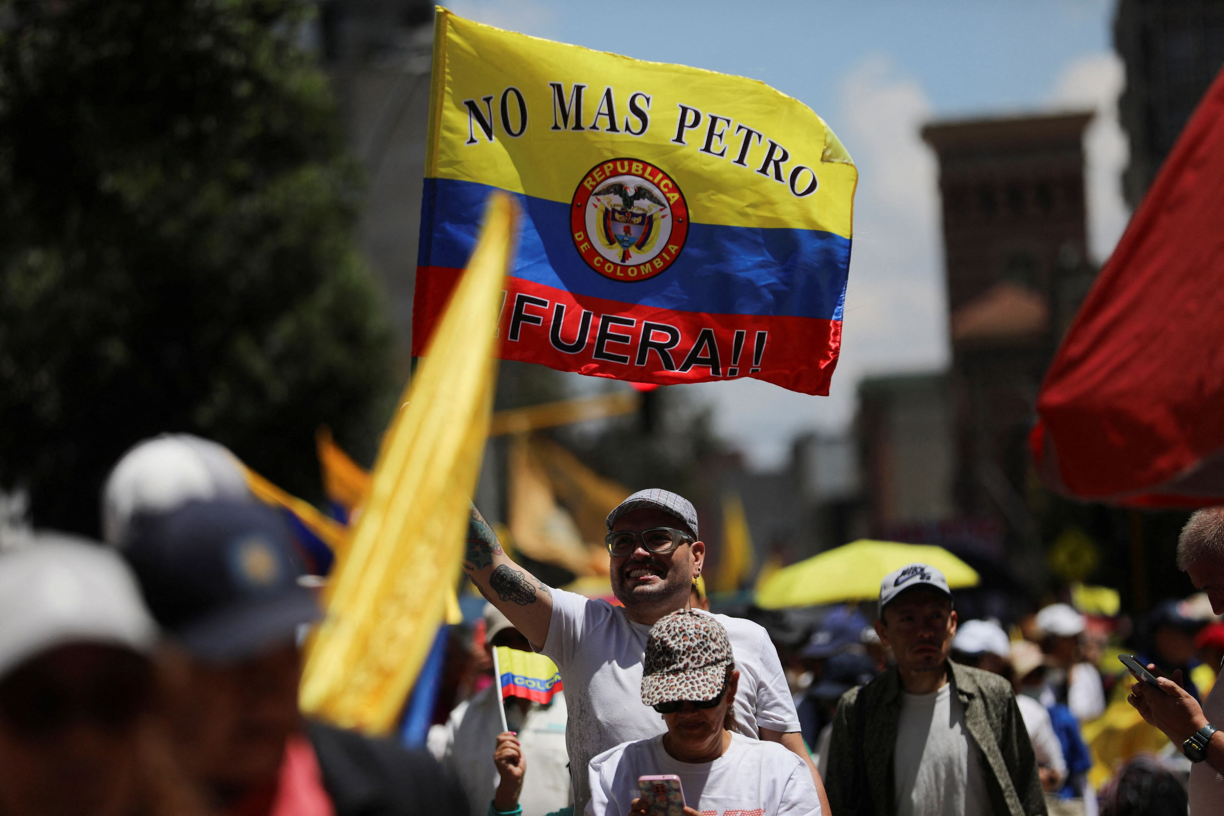 miles de personas marchan en colombia para rechazar reformas de petro