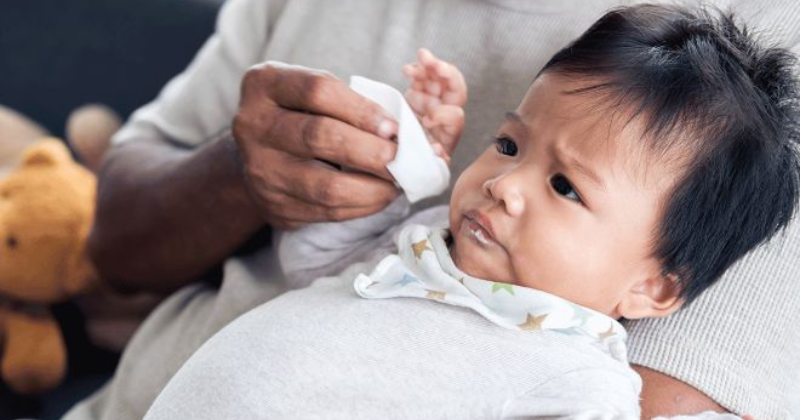 8 penyebab bayi sering muntah dan cara mengatasinya
