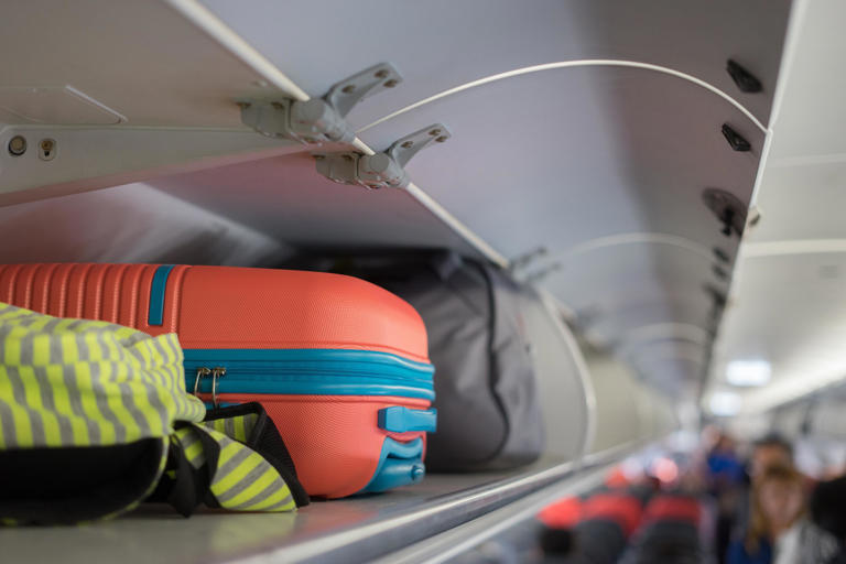 Quelles sont les dimensions des bagages cabine ? Pour s'éviter un surcoût avant d'embarquer, il est essentiel de vérifier la taille et le poids du bagage cabine accepté par sa compagnie aérienne.
