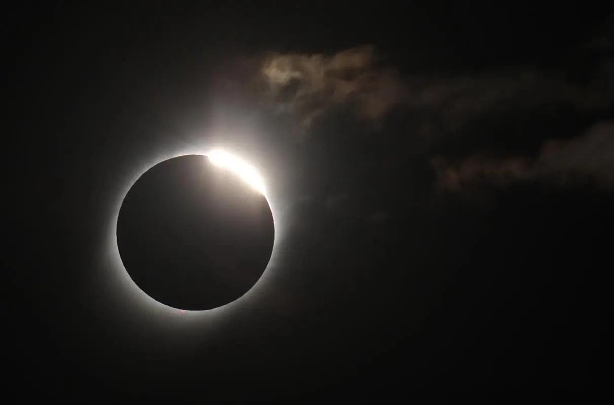 地球一直悬浮在宇宙空间中？想多了，其实地球一直在向下坠落