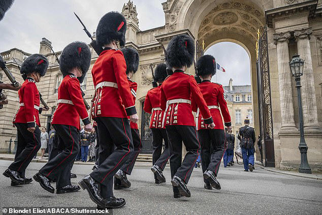 French soldiers guard Buckingham Palace for first time in history to ...