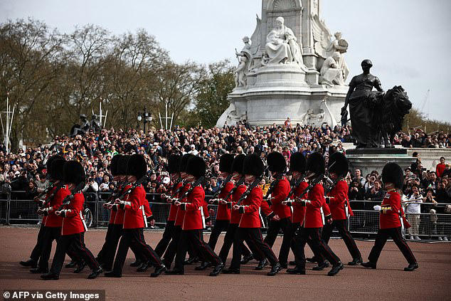 French soldiers guard Buckingham Palace for first time in history to ...