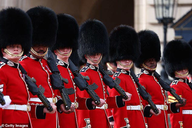 French soldiers guard Buckingham Palace for first time in history to ...