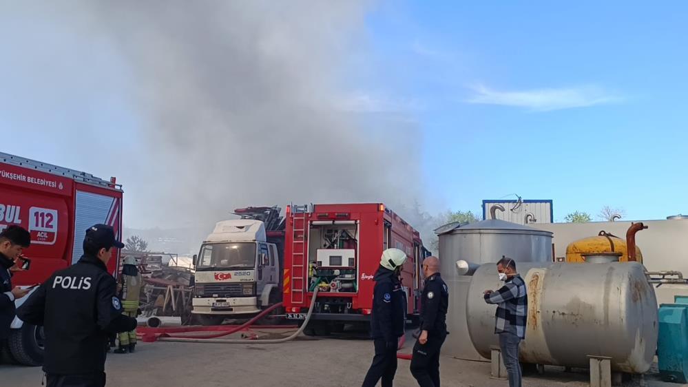 i̇stanbul'da yangın paniği: yediemin otoparkındaki yangın araçlara sıçradı