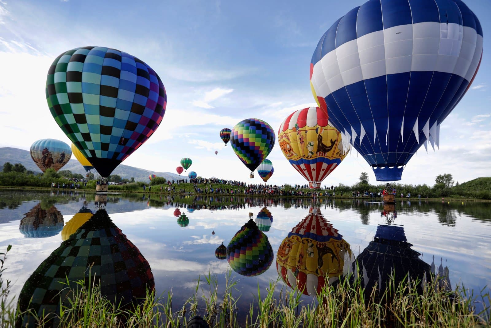 <p class="wp-caption-text">Image Credit: Shutterstock / Rhona Wise</p>  <p><span>Float above Steamboat Springs for breathtaking views of the Rockies. Morning flights capture the beauty of spring, starting around $250 per person.</span></p>