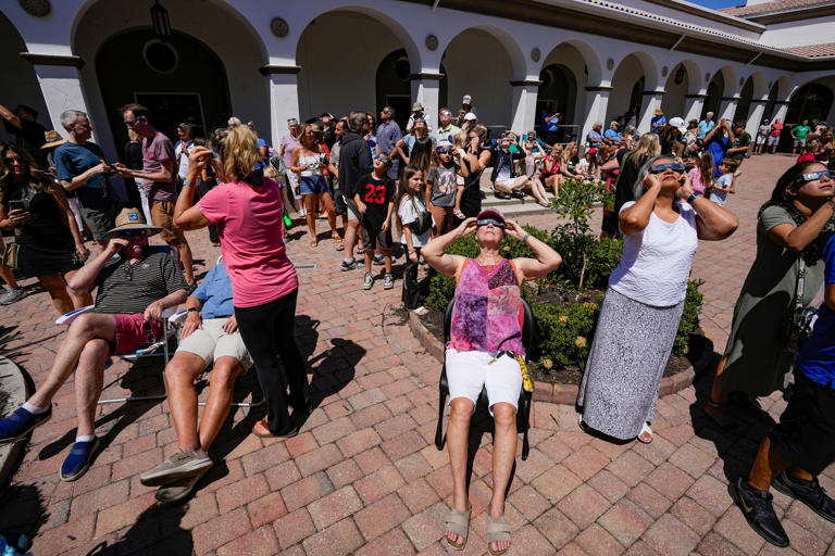 Naples crowds watch solar eclipse from Collier library courtyard