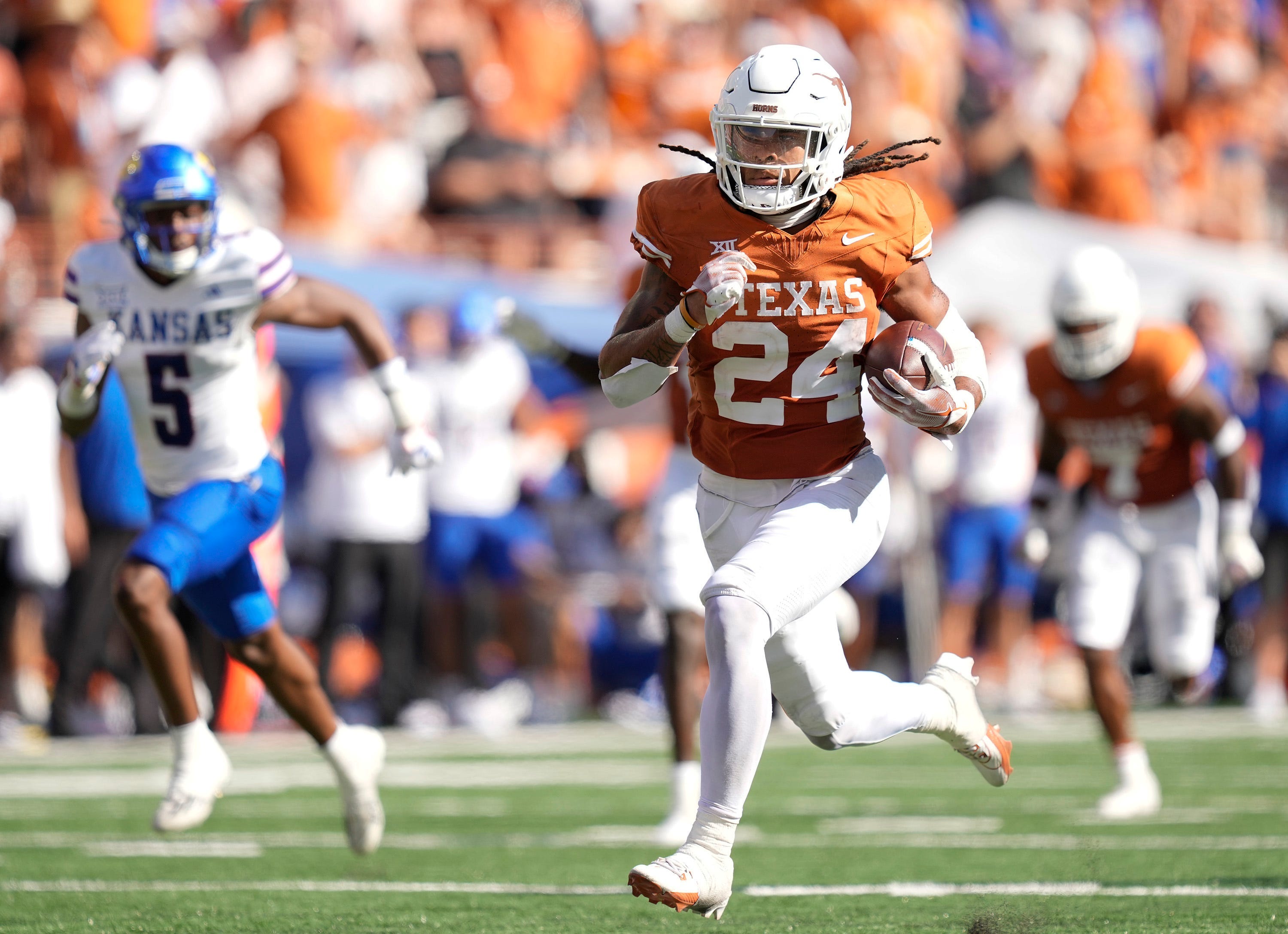 Texas RB Jonathon Brooks Visiting With Buccaneers, Panthers This Week