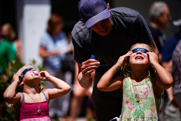 Naples crowds watch solar eclipse from Collier library courtyard