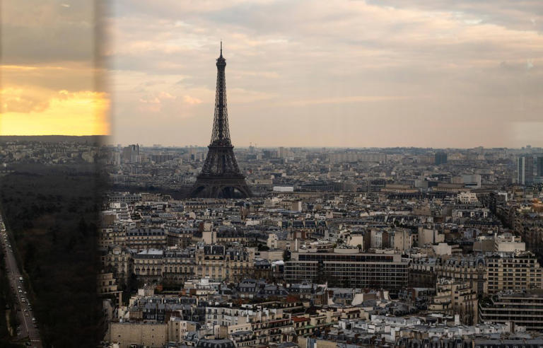La tour Eiffel est visitée par environ 7 millions de personnes chaque année