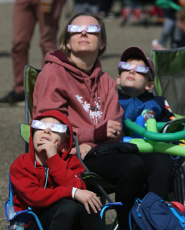 Check out this iconic photo of the total solar eclipse over this ...