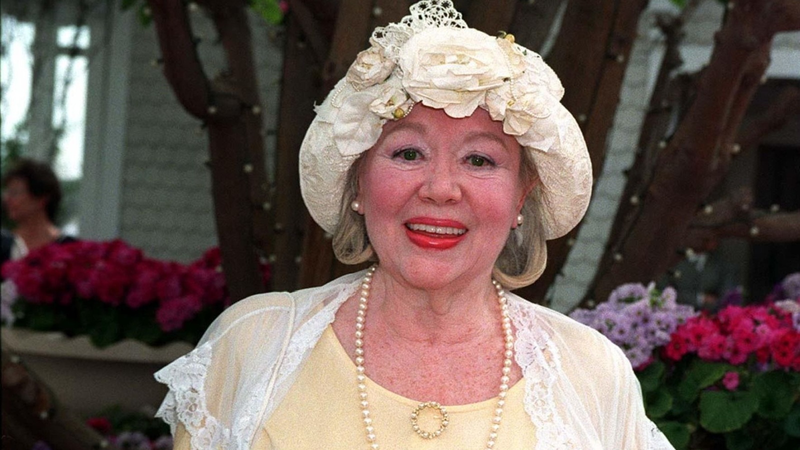 <p><span>Glynis Johns is an Academy Award-nominated actress who is fondly remembered for her work on <em>Mary Poppins</em>. In the film, she starred alongside Julie Andrews as Winifred Banks. Glynis reached 100 years old before passing in an assisted living facility in Los Angeles.</span></p><p><span>Glynis Johns is reported to have died of natural causes. She continued acting well into her golden years, with her last performances being in Molly Shannon’s <em>Superstar</em>.</span></p><p><a class="theme markdown__link" href="https://www.msn.com/en-us/channel/source/Movie%20Nights/sr-vid-d3yx0j8wg3fdqxaqdfi2763g5nci5pve998s6wqpatsfh409wnvs" rel="noopener noreferrer">Follow us on MSN to see more of our exclusive entertainment content.</a></p>