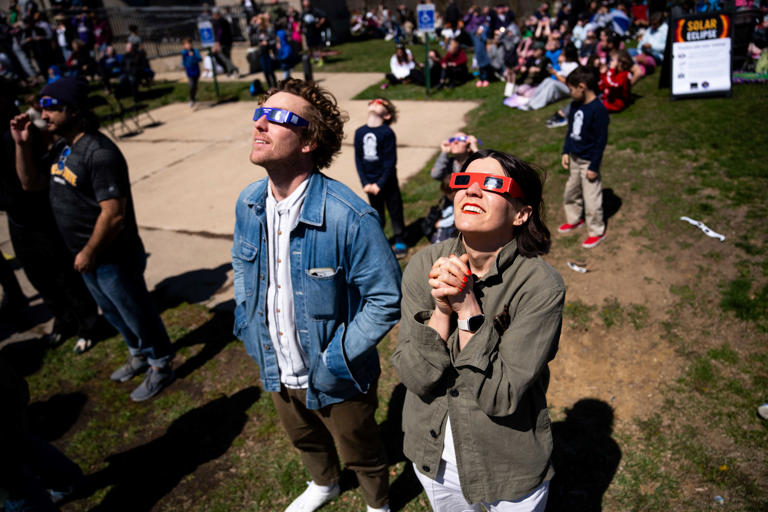 Hundreds gather outside Des Moines observatory for solar eclipse watch