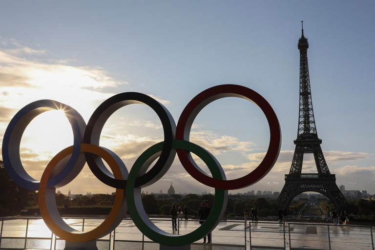 Les anneaux olympiques devant la Tour Eiffel en 2017