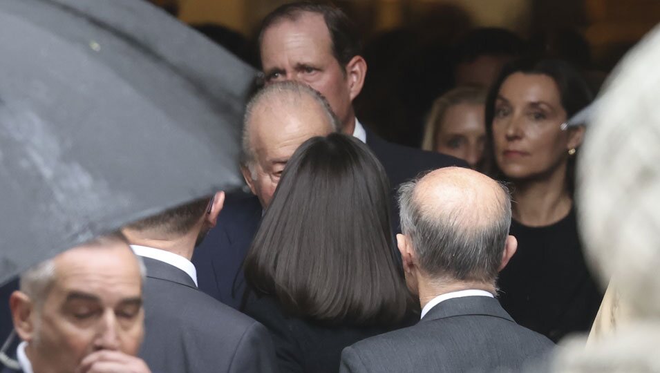 el acercamiento de la reina letizia y el rey juan carlos en la misa funeral por fernando gómez-acebo
