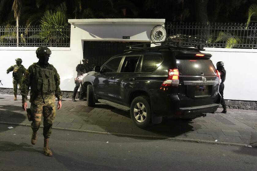 méxico demanda a ecuador por allanamiento a embajada y pide que lo suspendan de la onu