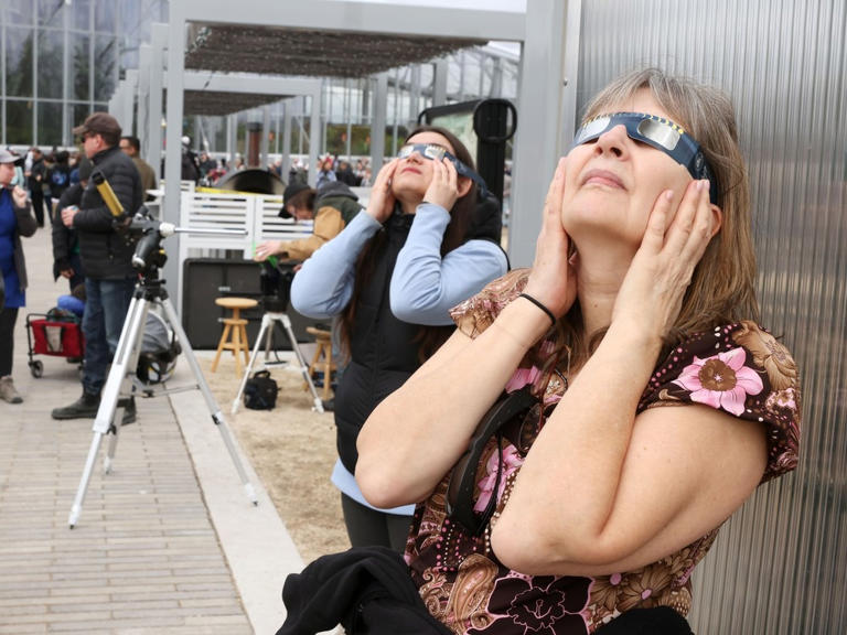 'PRETTY SPECTACULAR’: Hundreds gather at Assiniboine Park for glimpse ...