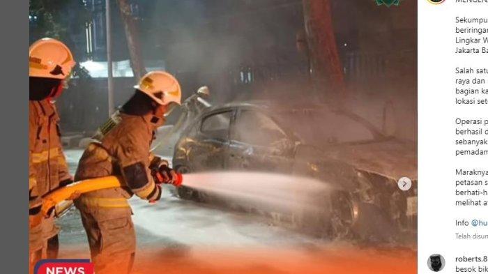 berita viral diduga bermain flare berdampak terbakarnya sebuah mobil mazda 2 di kelurahan kembangan