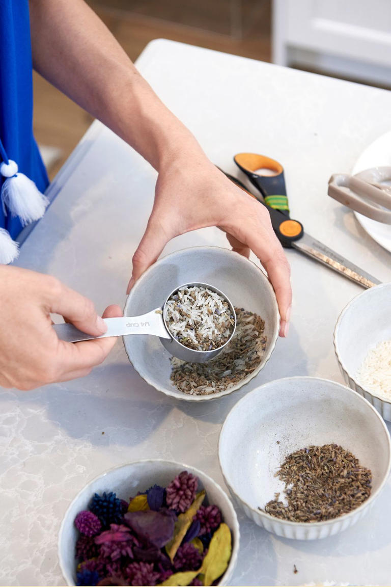 How To Make Lavender Scented Pouches For Your Linen Press