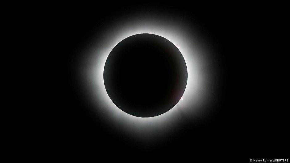 Eclipse total sumergió a América del Norte en la oscuridad