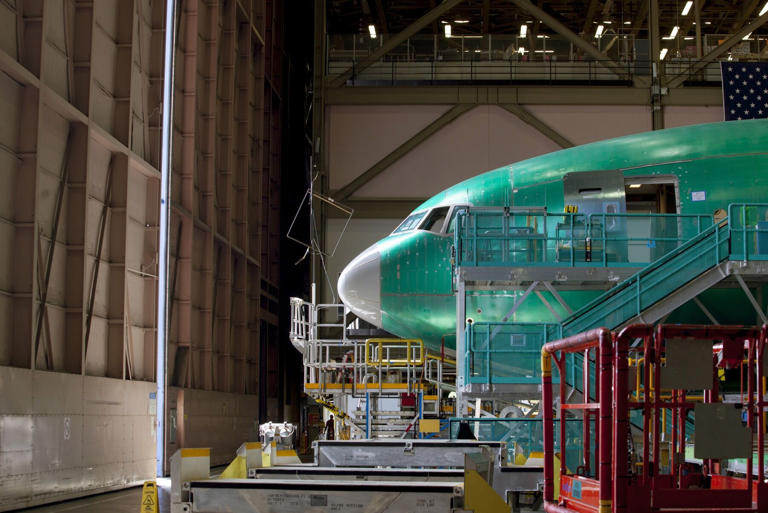 Boeing’s 777 ‘Gliders’ Signal More Cash Woes