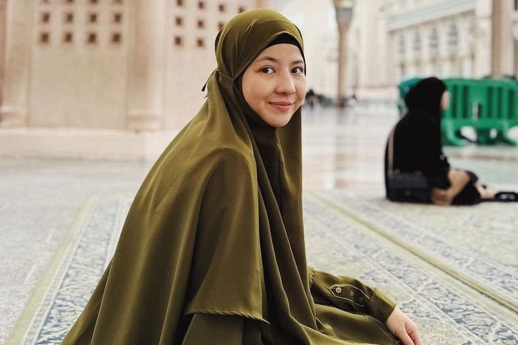 Inspirasi Dress Syari Bermotif untuk Lebaran 2024 ala Natasha Rizky ...