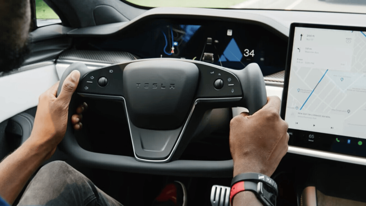 VIDEO: The Pros And Cons Of Tesla's Yoke Steering Wheel