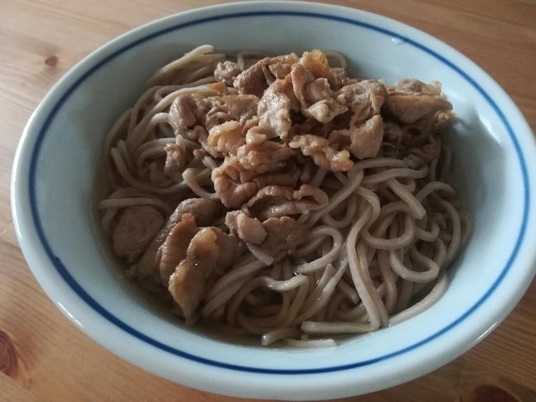 業務スーパーの「麺國そば　なま」の肉が甘辛いので麺つゆは薄めがおすすめ