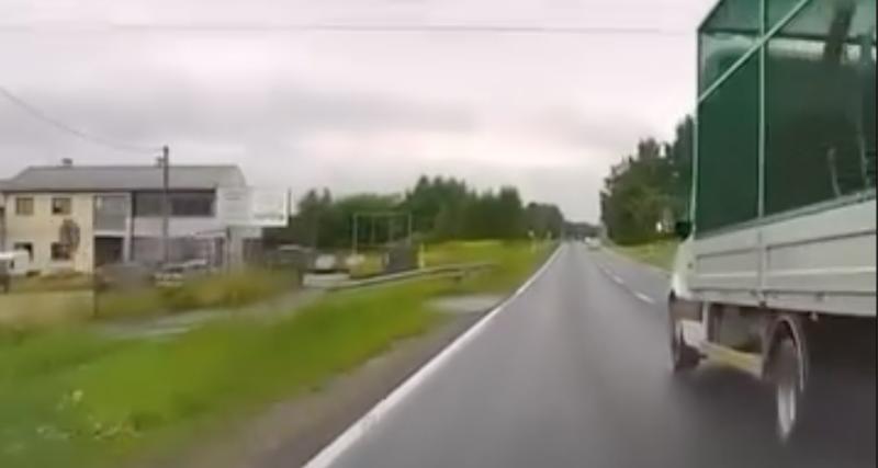 VIDEO - Le Camionneur Coupe La Route De Tout Le Monde Et Se Permet Même ...