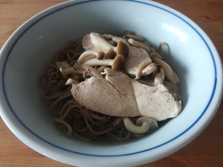 業務スーパーの乾麵「やまいも蕎麦」を美味しく！ 麺つゆに鶏肉の出汁も加わってさらに深みが増す