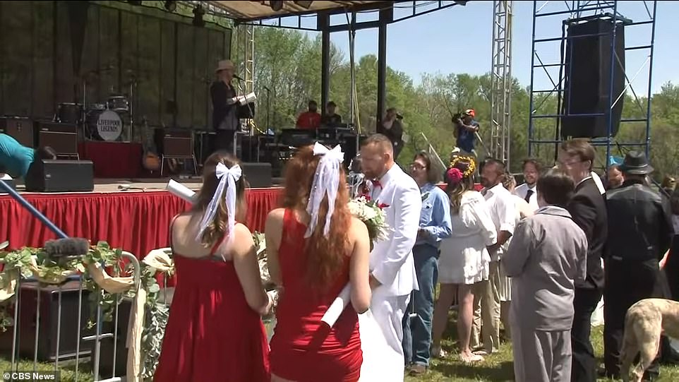 Four hundred couples get married in solar eclipse wedding in Arkansas