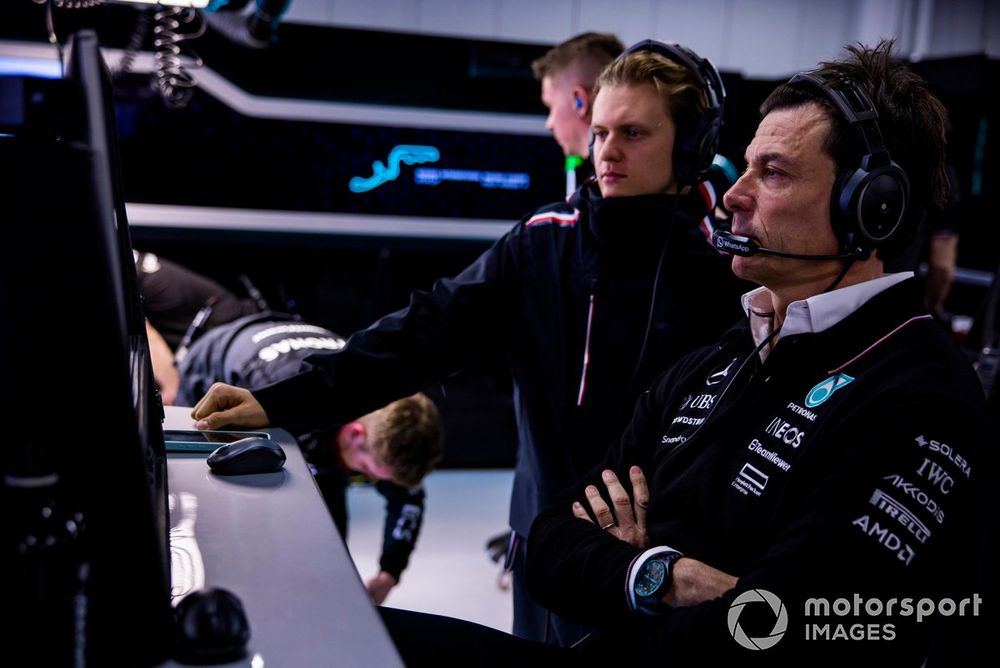 mercedes becomes first f1 team to exceed £500m turnover