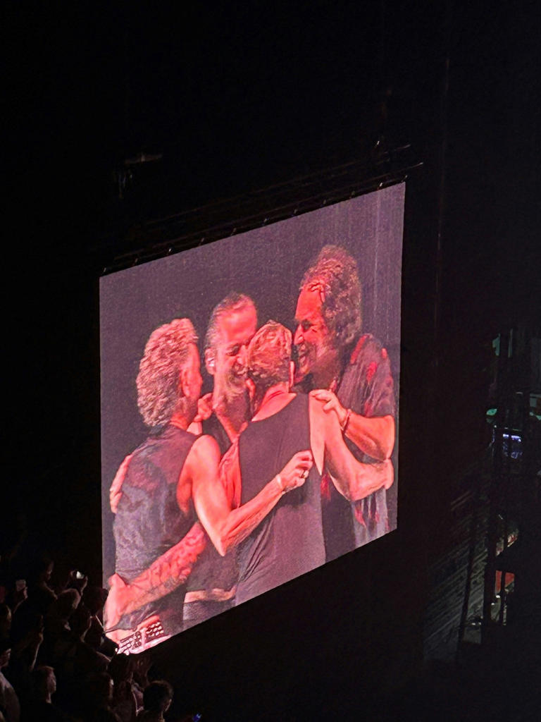 Nach dem letzten Konzert dieser Tournee umarmten sich die Musiker von Depeche Mode am Montag (8. April 2024) in der Kölner Lanxess-Arena innig und emotional aufgewühlt.