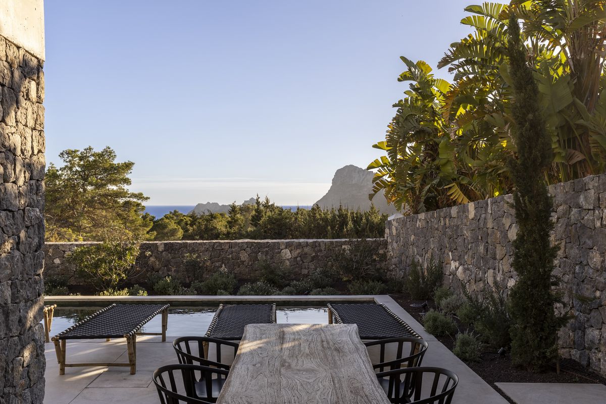 esta casa en ibiza, con piscina y patios interiores con olivos, es una oda al brutalismo y al mediterráneo