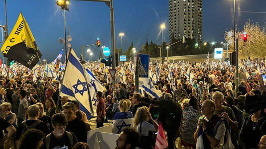 Manifestantes em Jerusalém pediram recentemente a saída de Netanyahu
