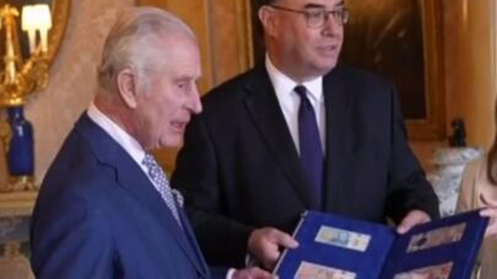 King presented with new banknotes