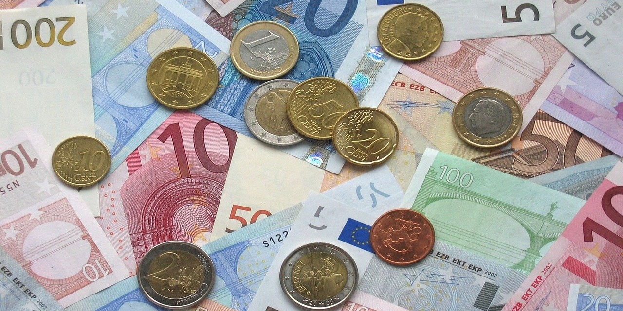 pouvoir d'achat : pour être à l'aise, les français estiment qu'ils leur manquent 897 euros par mois