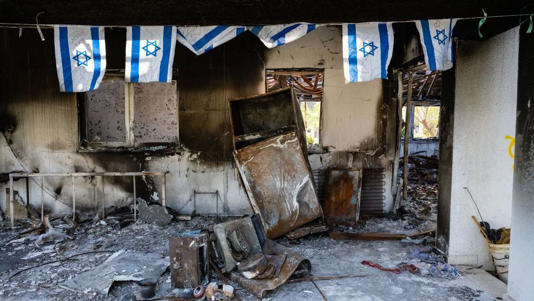 Cerca de 100 pessoas, de um total de 400 moradores desse kibutz, foram sequestradas ou assassinadas pelo Hamas