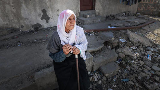 Uma idosa palestina entre escombros