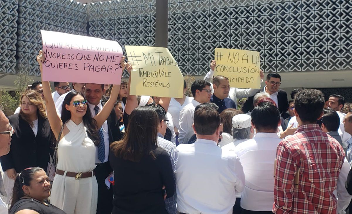 asesores se manifiestan en san lázaro por despidos anticipados; estiman en casi un billón de pesos salarios perdidos