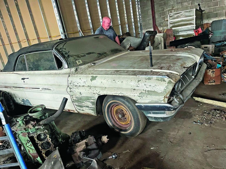 This Barn-Find 1961 Pontiac Catalina Hadn't Moved Until It Was In The ...