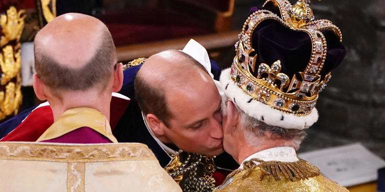 Prince William kisses his father King Charles during his coronation | Yui Mok – WPA Pool/Getty Images