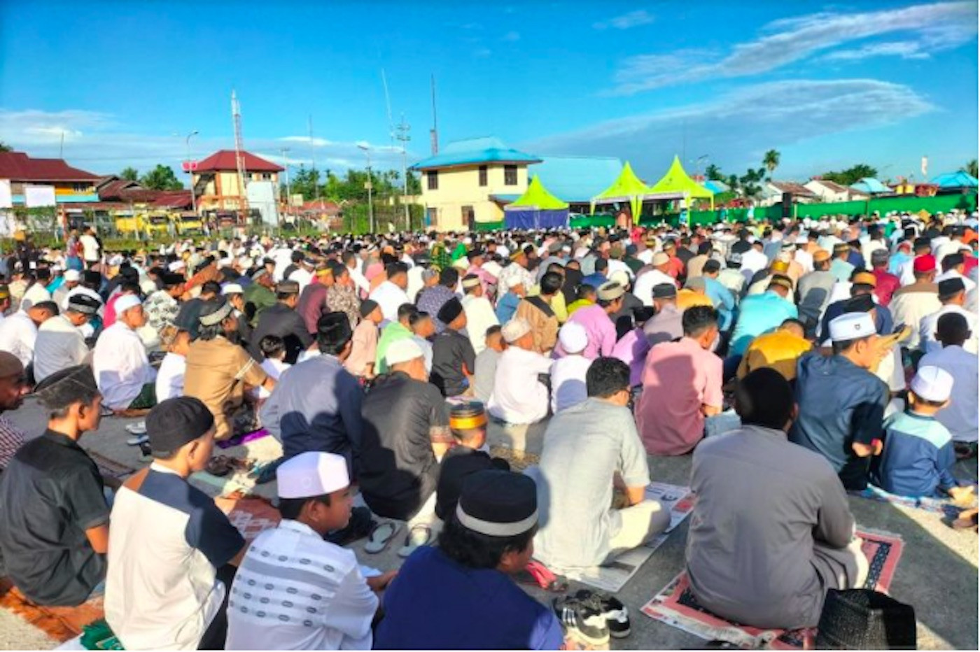 ribuan umat muslim sorong selatan salat idulfitri di bandara teminabuan