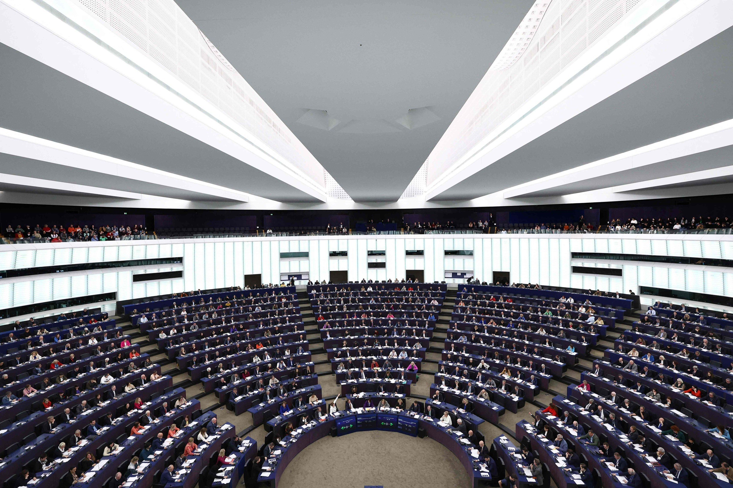 eu-parlamentti äänestää pitkään väännetystä turvapaikkauudistuksesta – jäsenmaille tulossa velvollisuus auttaa muuttopaineesta kärsiviä maita