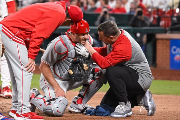 phils' j.t. realmuto hit by wild pitch, exits with bruised neck