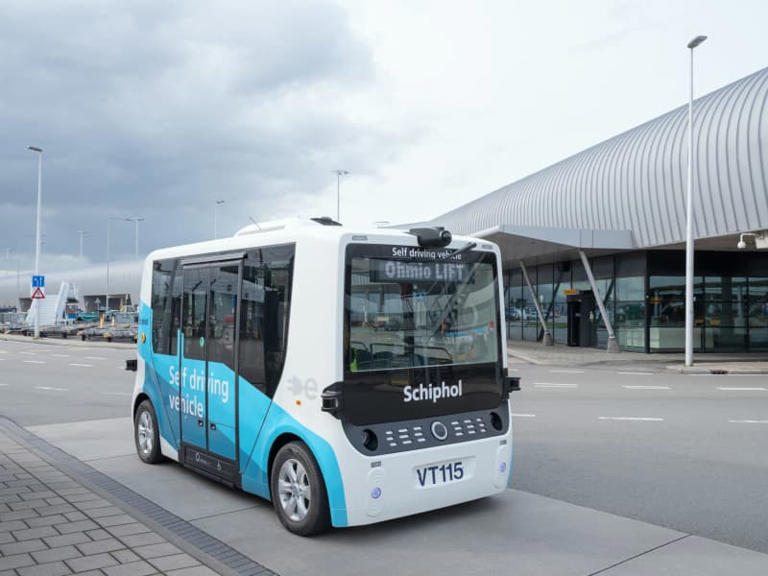 Two self-driving buses are now following a fixed route and making stops at various locations on around Amsterdam's Schiphol Airport. Roger Cremers/Schiphol Airport/dpa